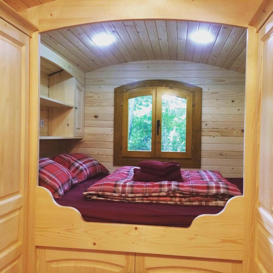 Chambres D'Hotes Et Roulotte Au Bonheur Du Parc Le Breuil  Buitenkant foto