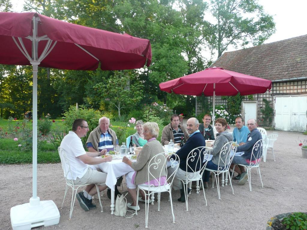 Chambres D'Hotes Et Roulotte Au Bonheur Du Parc Le Breuil  Buitenkant foto