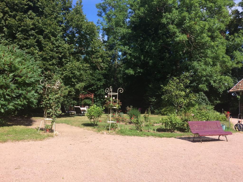 Chambres D'Hotes Et Roulotte Au Bonheur Du Parc Le Breuil  Buitenkant foto